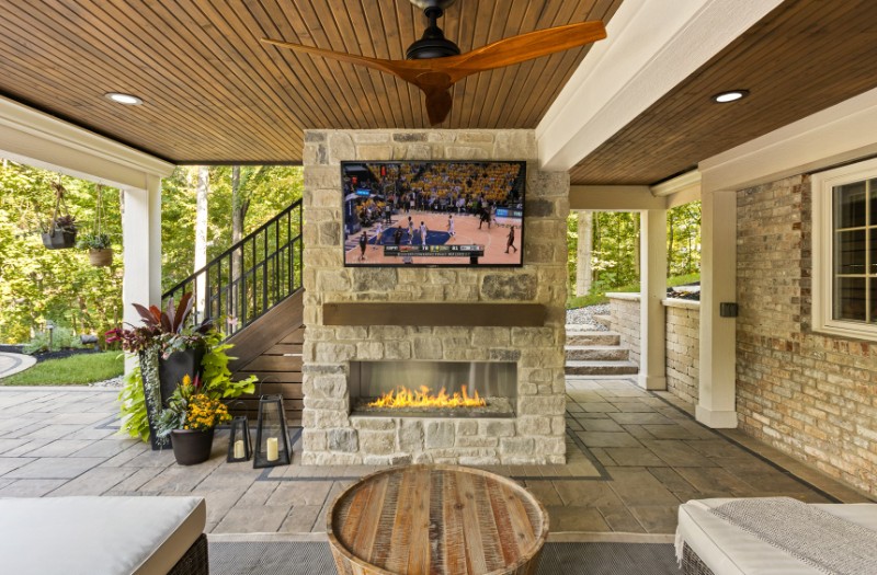 Outdoor-TV-with-fireplace-min